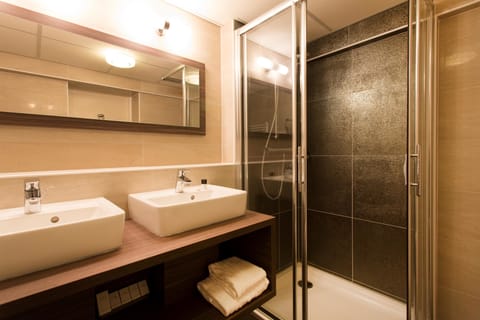 Deluxe Room, 2 Twin Beds | Bathroom | Free toiletries, hair dryer, towels