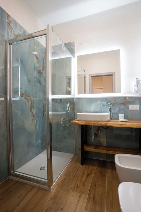 Comfort Room, Mountain View | Bathroom | Shower, hair dryer, slippers, towels