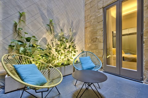 Deluxe Double Room (Ground Floor With Patio) | Hypo-allergenic bedding available, minibar, in-room safe, desk