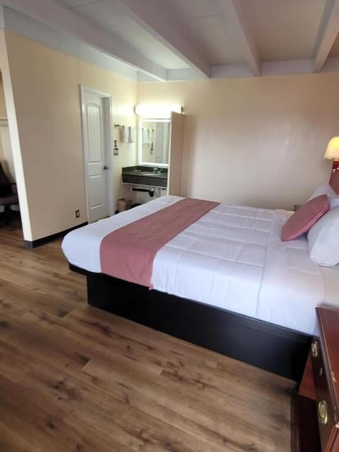 Desk, free WiFi, wheelchair access