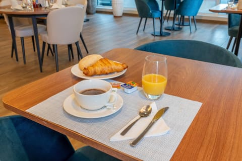 Daily buffet breakfast for a fee