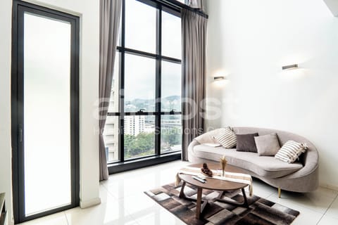 Apartment, 1 Queen Bed, Non Smoking, City View | Living area