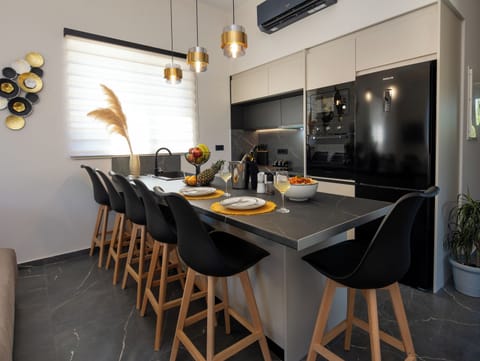 Luxury Villa, Garden View | In-room dining