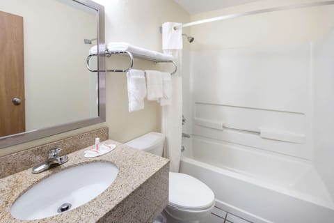 Combined shower/tub, free toiletries, hair dryer, towels