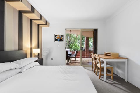 Apartment | 2 bedrooms, laptop workspace, bed sheets