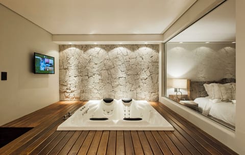Suíte Premium | In-room safe, blackout drapes, soundproofing, iron/ironing board