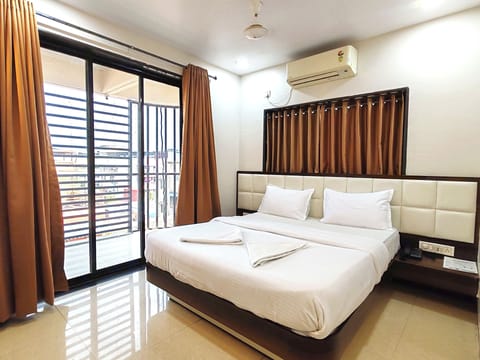 Executive Room | Desk, laptop workspace, WiFi (free)