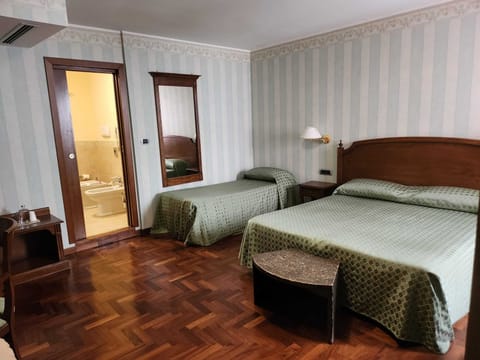 Triple Room | In-room safe, desk, blackout drapes, soundproofing