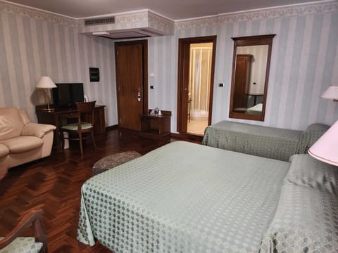 Triple Room | In-room safe, desk, blackout drapes, soundproofing