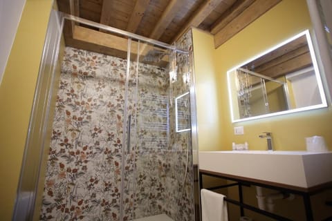 Deluxe Quadruple Room, City View | Bathroom | Slippers