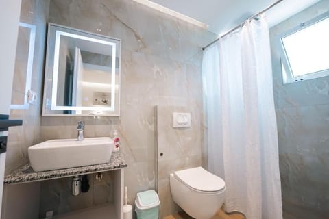 Deluxe Triple Room | Bathroom