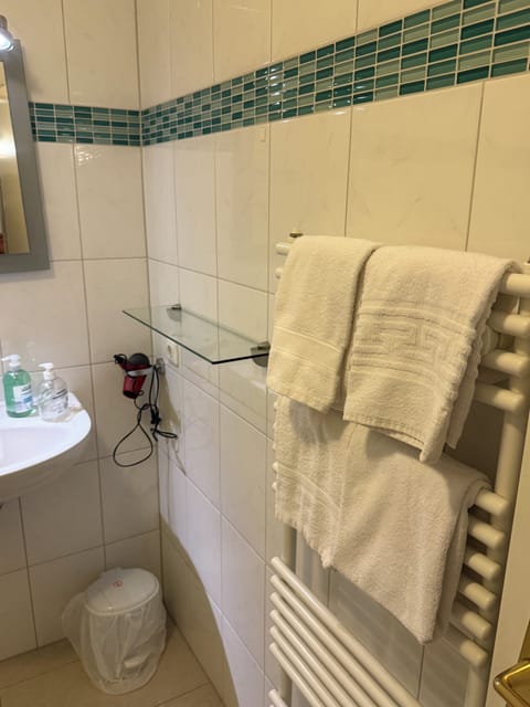 Single Room, Private Bathroom | Bathroom | Shower, towels, toilet paper