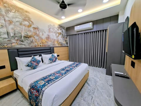 Deluxe Room | Desk, free WiFi