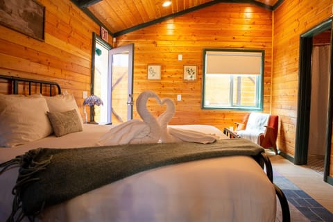 Unit 9-Violet-Green Swallow (The Marilyn Monroe Cabin) | Egyptian cotton sheets, premium bedding, minibar, free WiFi