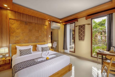 Deluxe Room, Balcony, City View | Living area