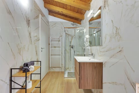 Classic Double Room | Bathroom | Shower, hair dryer, towels, toilet paper