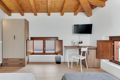 Classic Twin Room | Desk, free WiFi