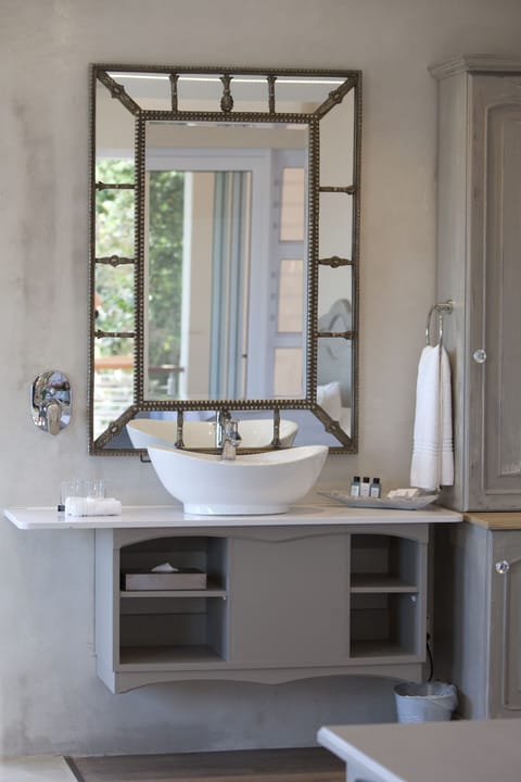 Luxury Pool Suite | Bathroom | Separate tub and shower, free toiletries, hair dryer, towels