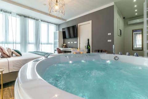 Deluxe Suite | Jetted tub