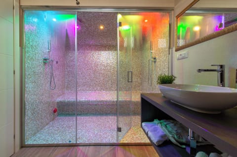 Exclusive Suite | Jetted tub