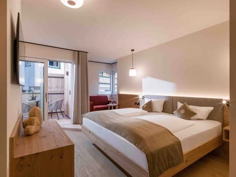 Family Apartment | Hypo-allergenic bedding, in-room safe, desk, laptop workspace