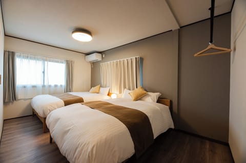 Family Room | Desk, blackout drapes, WiFi (free), bed sheets