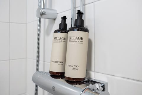 Double or Twin Room | Bathroom | Shower, towels, toilet paper