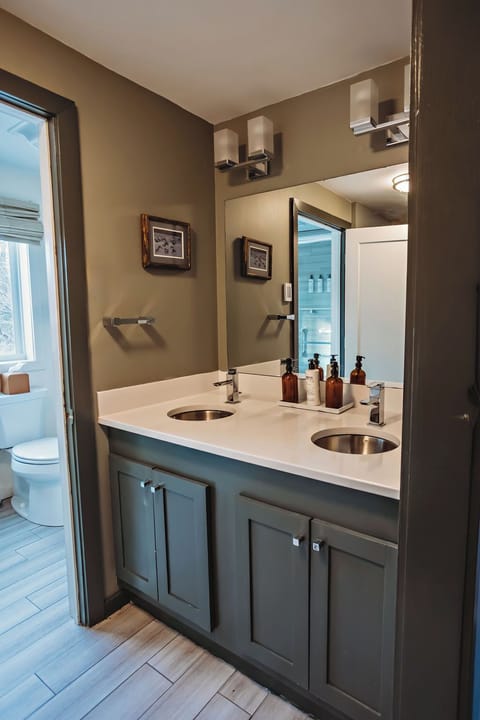 Deluxe Studio Suite | Bathroom | Hair dryer, towels, soap, shampoo