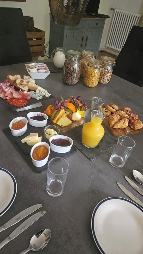 Daily continental breakfast (EUR 10 per person)