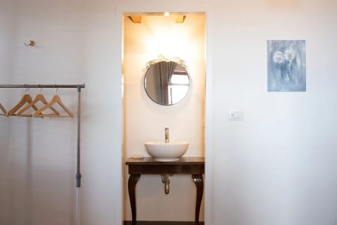 Premium bedding, free cribs/infant beds, free WiFi, bed sheets