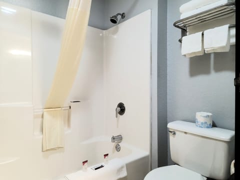 Combined shower/tub, hydromassage showerhead, free toiletries