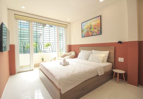 Studio Suite, 1 Queen Bed, Balcony | In-room safe, desk, blackout drapes, free WiFi
