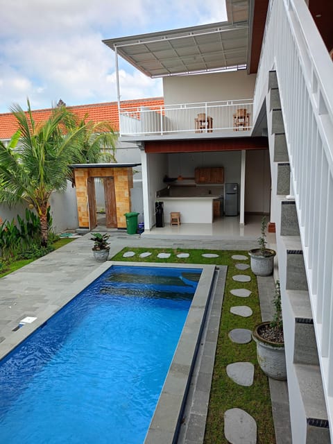 2 outdoor pools
