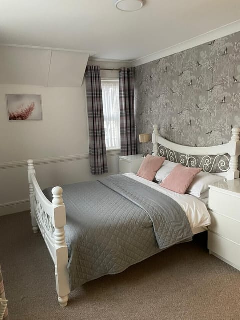 Basic Double Room | Iron/ironing board, free WiFi