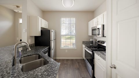 Apartment (1 Bedroom) | Private kitchen | Fridge, microwave, oven, stovetop