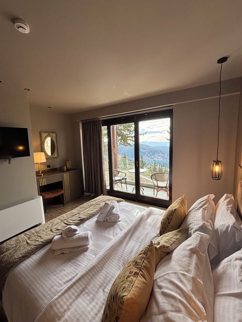 Superior Suite, Balcony | In-room safe, laptop workspace, blackout drapes, soundproofing