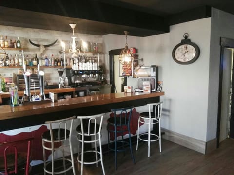 Alfresco dining, serves breakfast, lunch, and dinner