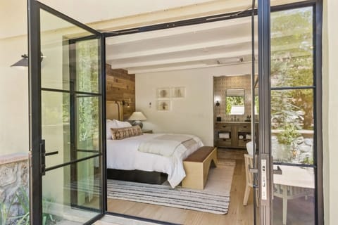 Cabin, 1 King Bed, Patio, River View | Individually decorated, WiFi