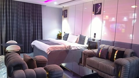 Royal Studio Suite, City View | Living area
