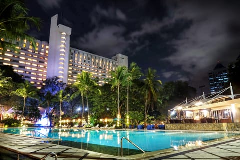2 outdoor pools