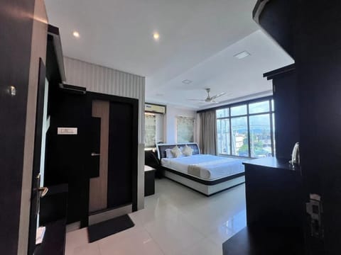 Executive Double Room | Desk, laptop workspace, iron/ironing board, free WiFi