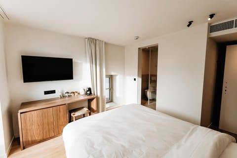 Double Room | Minibar, in-room safe, desk, soundproofing