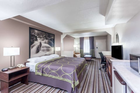 Deluxe Room, 1 King Bed, Non Smoking | Hypo-allergenic bedding, memory foam beds, desk, laptop workspace