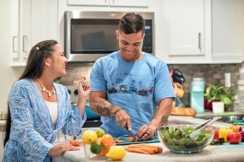 Full-size fridge, microwave, oven, stovetop