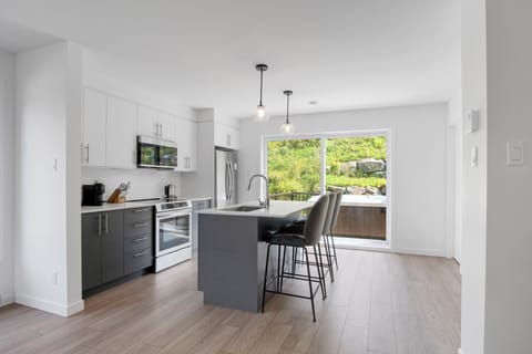 Deluxe Townhome, Patio, Mountain View | Private kitchen | Full-size fridge, microwave, oven, stovetop