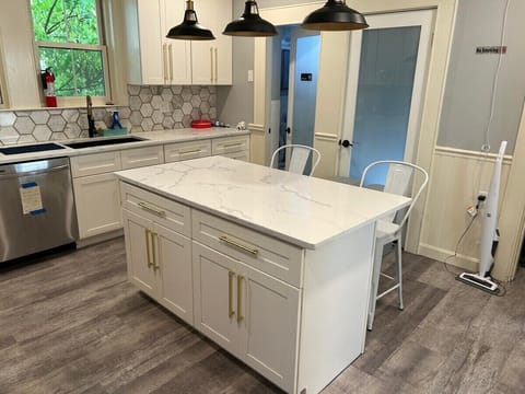 Full-size fridge, microwave, oven, stovetop