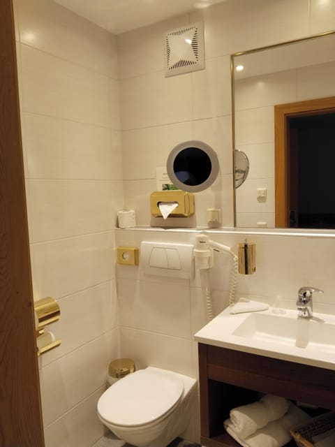 Comfort Single Room, Non Smoking, Resort View | Bathroom | Hair dryer, towels, soap, shampoo