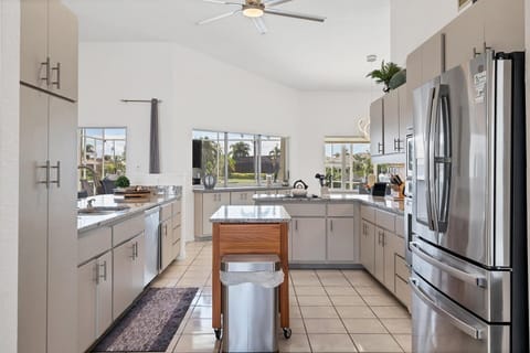 House, 3 Bedrooms | Private kitchen | Fridge, oven, coffee/tea maker, toaster