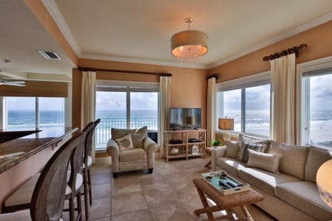 Condo, 2 Bedrooms | Living area