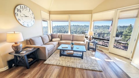 Condo, 3 Bedrooms | Living area
